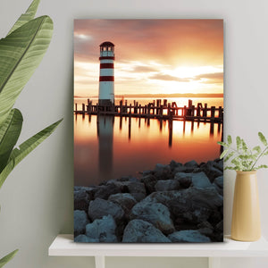 Leinwandbild Leuchtturm am Meer in der Abenddämmerung Hochformat