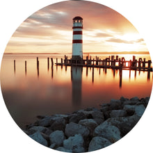 Lade das Bild in den Galerie-Viewer, Aluminiumbild Leuchtturm am Meer in der Abenddämmerung Kreis
