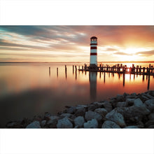 Lade das Bild in den Galerie-Viewer, Poster Leuchtturm am Meer in der Abenddämmerung Querformat
