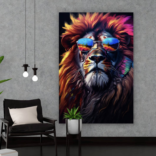 Leinwandbild Löwe mit Sonnenbrille und bunte Mähne Hochformat