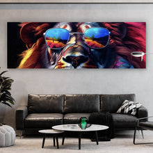 Lade das Bild in den Galerie-Viewer, Leinwandbild Löwe mit Sonnenbrille und bunte Mähne Panorama
