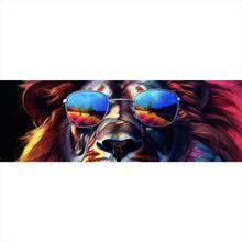 Lade das Bild in den Galerie-Viewer, Spannrahmenbild Löwe mit Sonnenbrille und bunte Mähne Panorama

