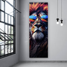 Lade das Bild in den Galerie-Viewer, Aluminiumbild Löwe mit Sonnenbrille und bunte Mähne Panorama Hoch

