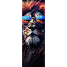 Lade das Bild in den Galerie-Viewer, Aluminiumbild Löwe mit Sonnenbrille und bunte Mähne Panorama Hoch
