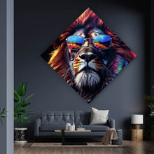 Lade das Bild in den Galerie-Viewer, Aluminiumbild gebürstet Löwe mit Sonnenbrille und bunte Mähne Raute
