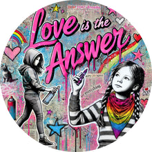 Lade das Bild in den Galerie-Viewer, Aluminiumbild Love is the Answer Kindergraffiti Kreis

