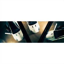 Lade das Bild in den Galerie-Viewer, Aluminiumbild Luxuriöse Sportwagen aus Vogelperspektive Panorama
