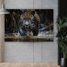 Lade das Bild in den Galerie-Viewer, Spannrahmenbild Mächtiger Jaguar im Wasser Querformat
