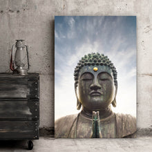 Lade das Bild in den Galerie-Viewer, Poster Majestätische Buddha-Statue vor strahlendem Himmel Hochformat
