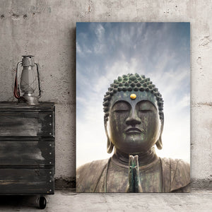 Aluminiumbild Majestätische Buddha-Statue vor strahlendem Himmel Hochformat