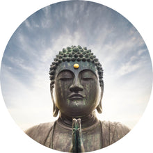 Lade das Bild in den Galerie-Viewer, Aluminiumbild Majestätische Buddha-Statue vor strahlendem Himmel Kreis
