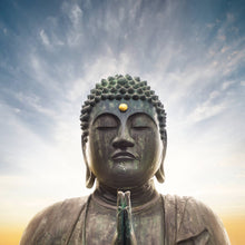 Lade das Bild in den Galerie-Viewer, Aluminiumbild gebürstet Majestätische Buddha-Statue vor strahlendem Himmel Quadrat
