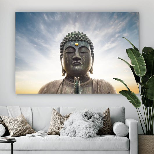 Poster Majestätische Buddha-Statue vor strahlendem Himmel Querformat