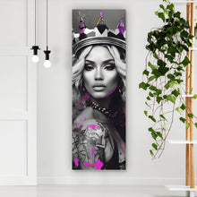 Lade das Bild in den Galerie-Viewer, Poster Majestätische Frau mit Krone kunstvoll Panorama Hoch
