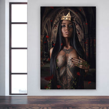 Lade das Bild in den Galerie-Viewer, Aluminiumbild gebürstet Majestätische Königin in gotischer Umgebung Hochformat

