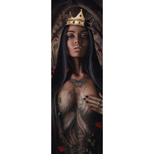 Lade das Bild in den Galerie-Viewer, Leinwandbild Majestätische Königin in gotischer Umgebung Panorama Hoch
