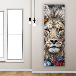 Poster Majestätischer Löwe mit floralen Details Panorama Hoch