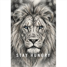 Lade das Bild in den Galerie-Viewer, Aluminiumbild Majestätischer Löwe Stay Hungry Hochformat
