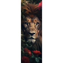 Lade das Bild in den Galerie-Viewer, Leinwandbild Majestätischer Löwe zwischen roten Rosen versteckt Panorama Hoch
