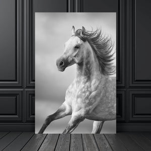 Spannrahmenbild Majestätisches Pferdeportrait in Bewegung Hochformat