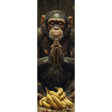 Lade das Bild in den Galerie-Viewer, Poster Meditierender Schimpanse mit Bananen Panorama Hoch
