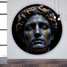 Lade das Bild in den Galerie-Viewer, Aluminiumbild Medusa Skulptur weinend mit goldener Verzierung Kreis
