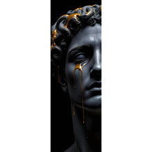Lade das Bild in den Galerie-Viewer, Poster Medusa Skulptur weinend mit goldener Verzierung Panorama Hoch
