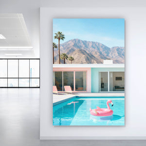 Poster Modernes Poolhaus mit Palmen und Bergkulisse Hochformat
