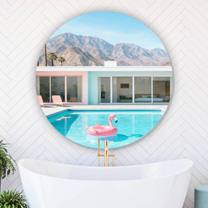 Aluminiumbild gebürstet Modernes Poolhaus mit Palmen und Bergkulisse Kreis