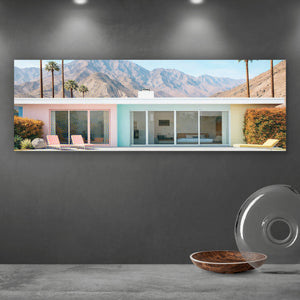 Leinwandbild Modernes Poolhaus mit Palmen und Bergkulisse Panorama