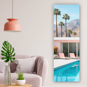 Leinwandbild Modernes Poolhaus mit Palmen und Bergkulisse Panorama Hoch