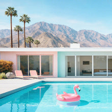 Lade das Bild in den Galerie-Viewer, Leinwandbild Modernes Poolhaus mit Palmen und Bergkulisse Quadrat
