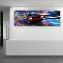 Lade das Bild in den Galerie-Viewer, Aluminiumbild gebürstet Muscle Car in der Stadt bei Nacht Panorama
