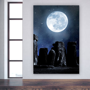 Acrylglasbild Mystische Steinformation unter leuchtendem Vollmond Hochformat