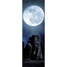 Lade das Bild in den Galerie-Viewer, Acrylglasbild Mystische Steinformation unter leuchtendem Vollmond Panorama Hoch
