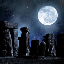 Lade das Bild in den Galerie-Viewer, Aluminiumbild gebürstet Mystische Steinformation unter leuchtendem Vollmond Quadrat
