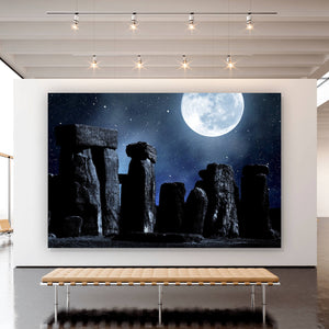 Acrylglasbild Mystische Steinformation unter leuchtendem Vollmond Querformat