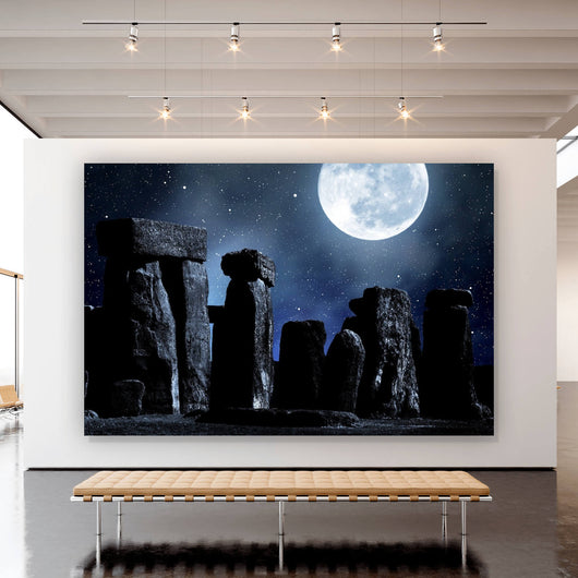 Acrylglasbild Mystische Steinformation unter leuchtendem Vollmond Querformat