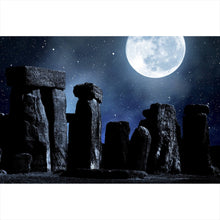 Lade das Bild in den Galerie-Viewer, Aluminiumbild gebürstet Mystische Steinformation unter leuchtendem Vollmond Querformat
