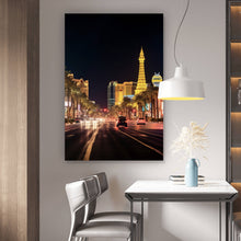 Lade das Bild in den Galerie-Viewer, Aluminiumbild gebürstet Nachtleben in Las Vegas Hochformat
