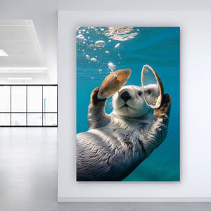 Aluminiumbild gebürstet Niedlicher Otter mit Muscheln im Wasser Hochformat