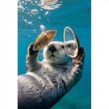 Lade das Bild in den Galerie-Viewer, Leinwandbild Niedlicher Otter mit Muscheln im Wasser Hochformat
