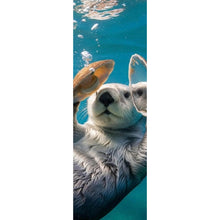Lade das Bild in den Galerie-Viewer, Leinwandbild Niedlicher Otter mit Muscheln im Wasser Panorama Hoch
