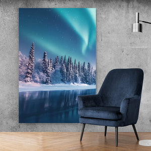 Leinwandbild Nordlicht über verschneiter Winterlandschaft Hochformat