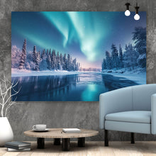 Lade das Bild in den Galerie-Viewer, Aluminiumbild Nordlicht über verschneiter Winterlandschaft Querformat
