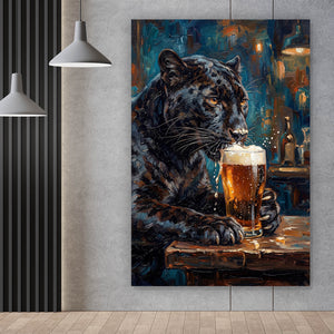 Aluminiumbild Panther genießt Bier Hochformat