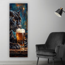 Lade das Bild in den Galerie-Viewer, Aluminiumbild gebürstet Panther genießt Bier Panorama Hoch
