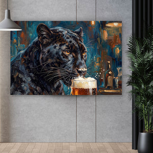 Aluminiumbild Panther genießt Bier Querformat