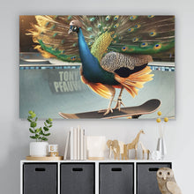 Lade das Bild in den Galerie-Viewer, Poster Pfau auf Skateboard mit prächtigen Federn Querformat
