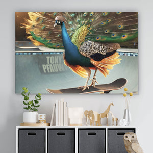 Spannrahmenbild Pfau auf Skateboard mit prächtigen Federn Querformat